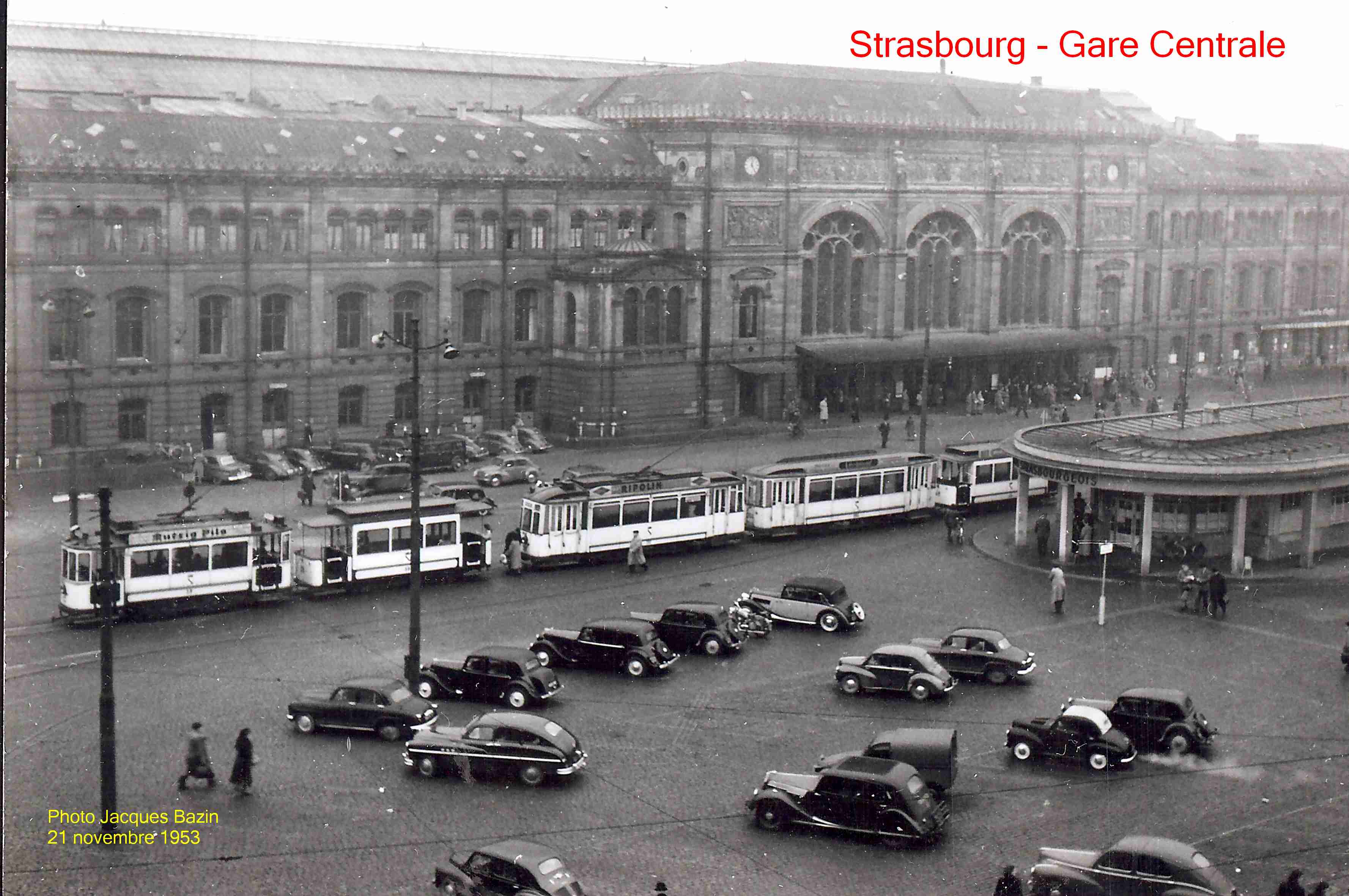 Deux rames de tramway stationnent Place de la Gare.